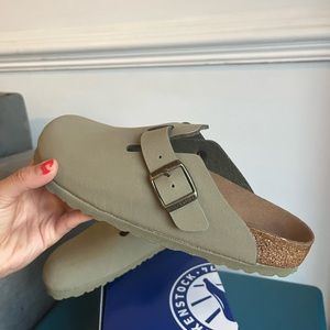 Birkenstock Boston BS in khaki.